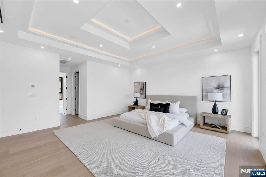 6 Bedroom Single Family Home/House's Image 24