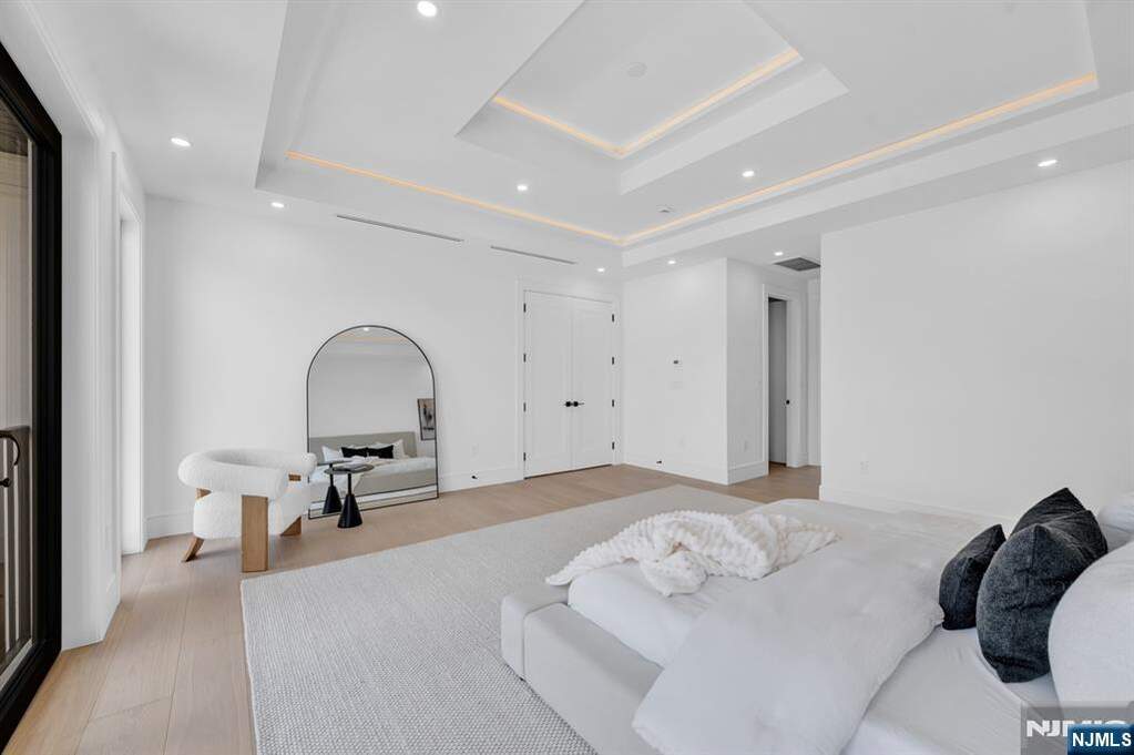 6 Bedroom Single Family Home/House's Image 25