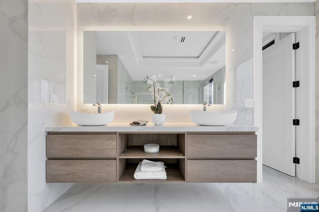 6 Bedroom Single Family Home/House's Image 29