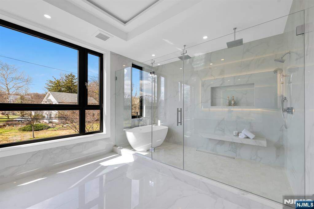 6 Bedroom Single Family Home/House's Image 30