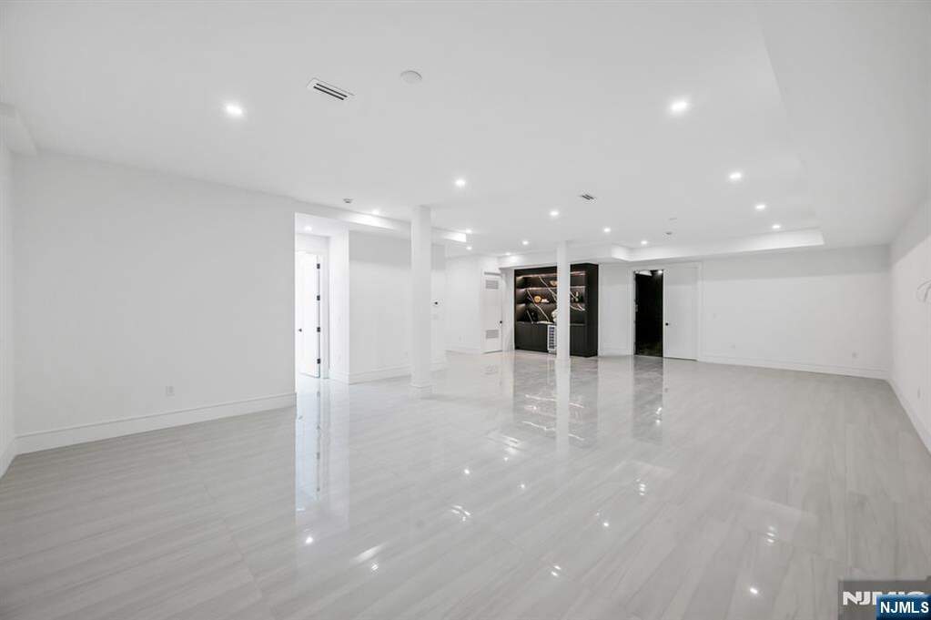 6 Bedroom Single Family Home/House's Image 39