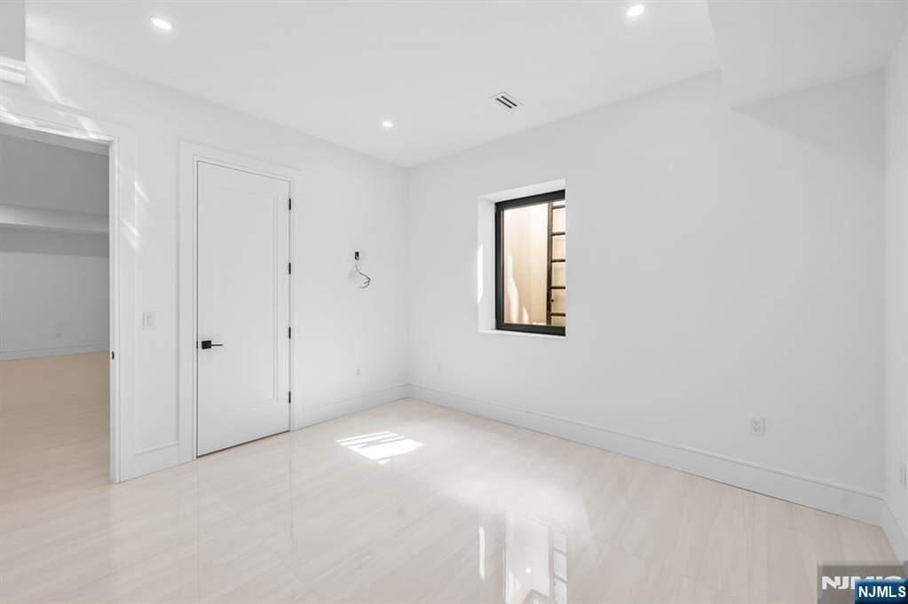 6 Bedroom Single Family Home/House's Image 43