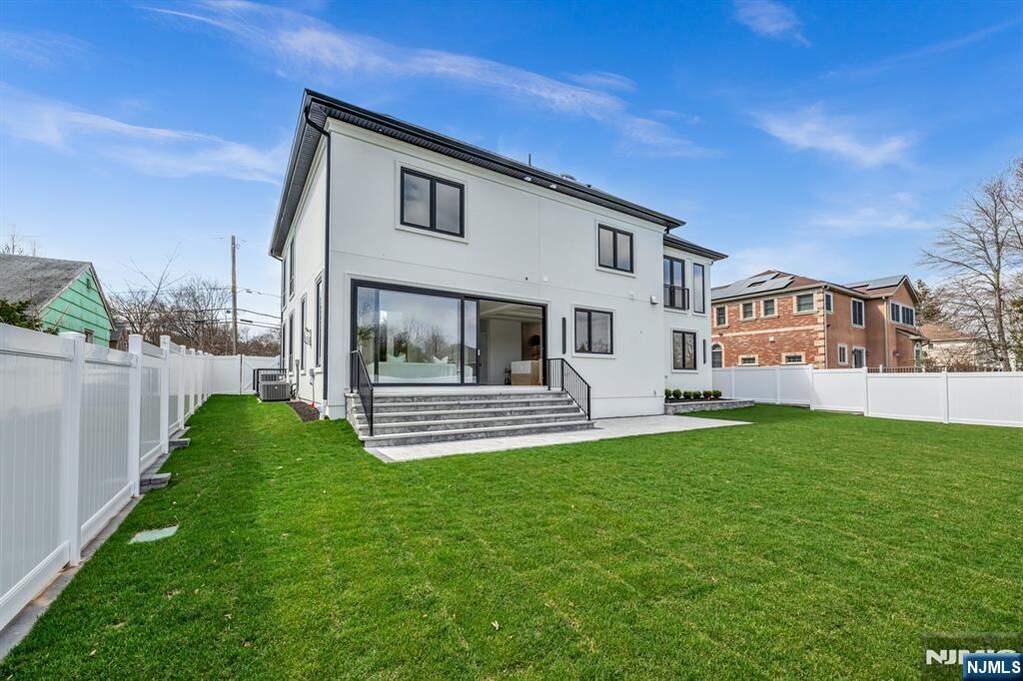 6 Bedroom Single Family Home/House's Image 45