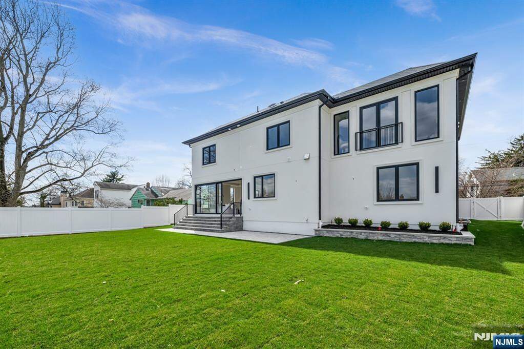 6 Bedroom Single Family Home/House's Image 46