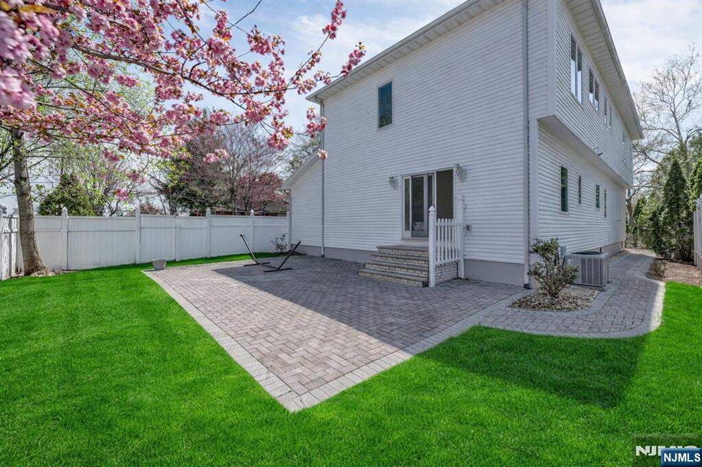 5 Bedroom Single Family Home/House's Image 35