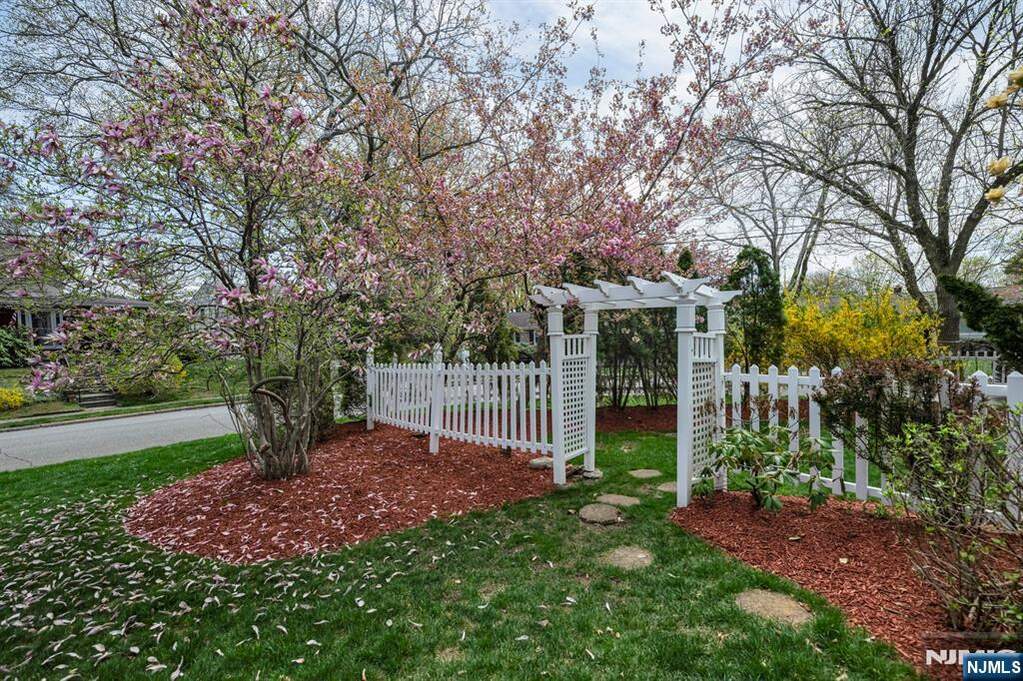 5 Bedroom Single Family Home/House's Image 38