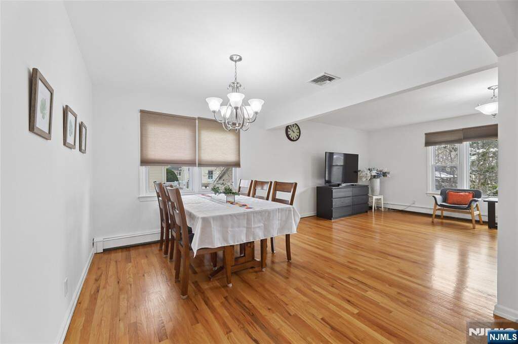 4 Bedroom Single Family Home/House's Image 3