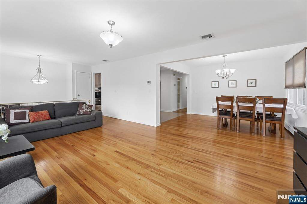 4 Bedroom Single Family Home/House's Image 4