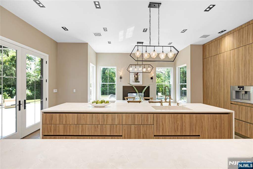 6 Bedroom Single Family Home/House's Image 8