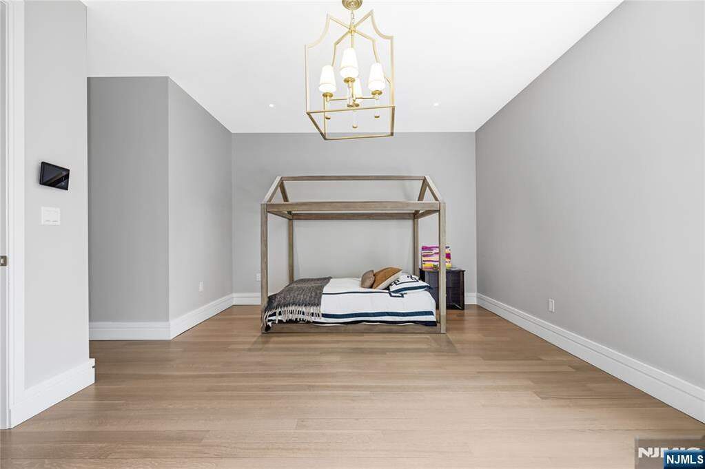 6 Bedroom Single Family Home/House's Image 21