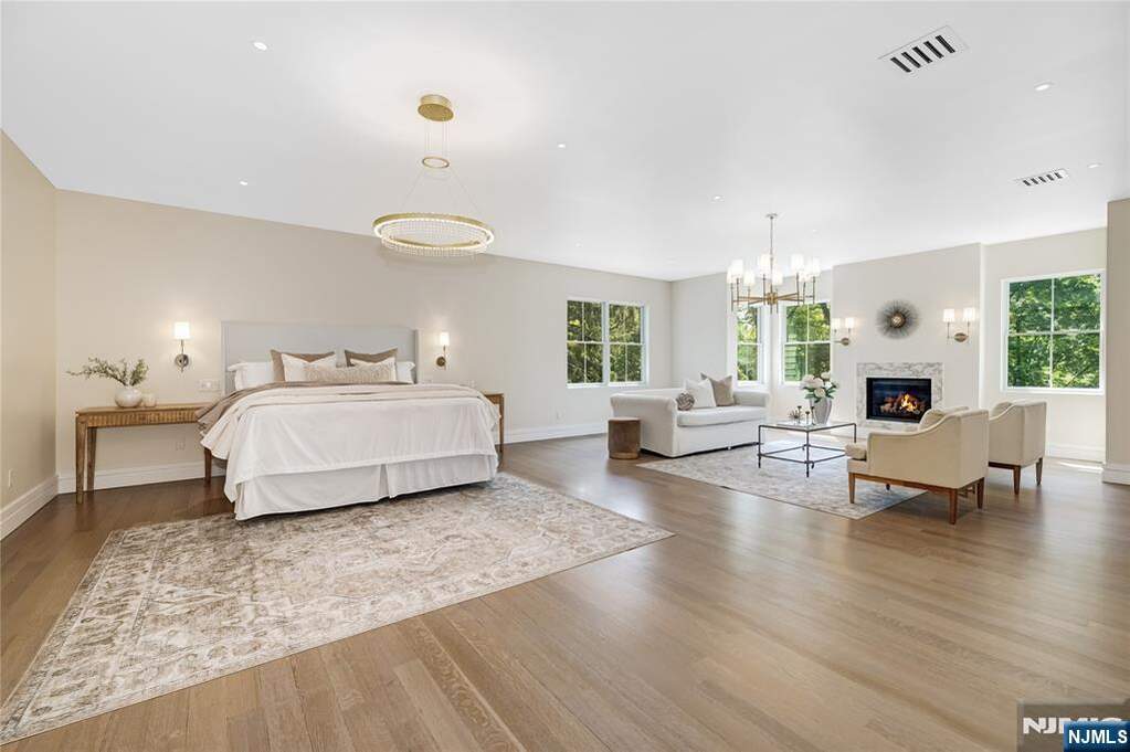 6 Bedroom Single Family Home/House's Image 24