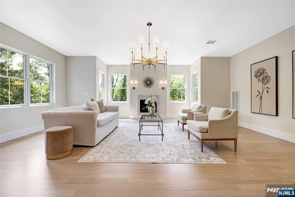 6 Bedroom Single Family Home/House's Image 25