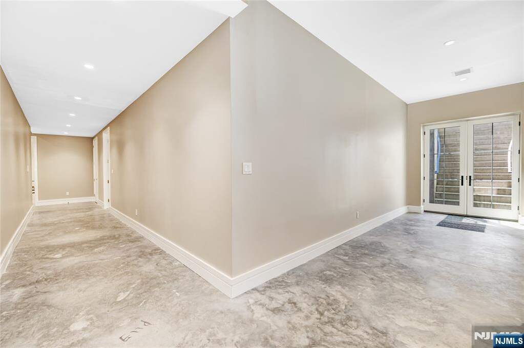 6 Bedroom Single Family Home/House's Image 38