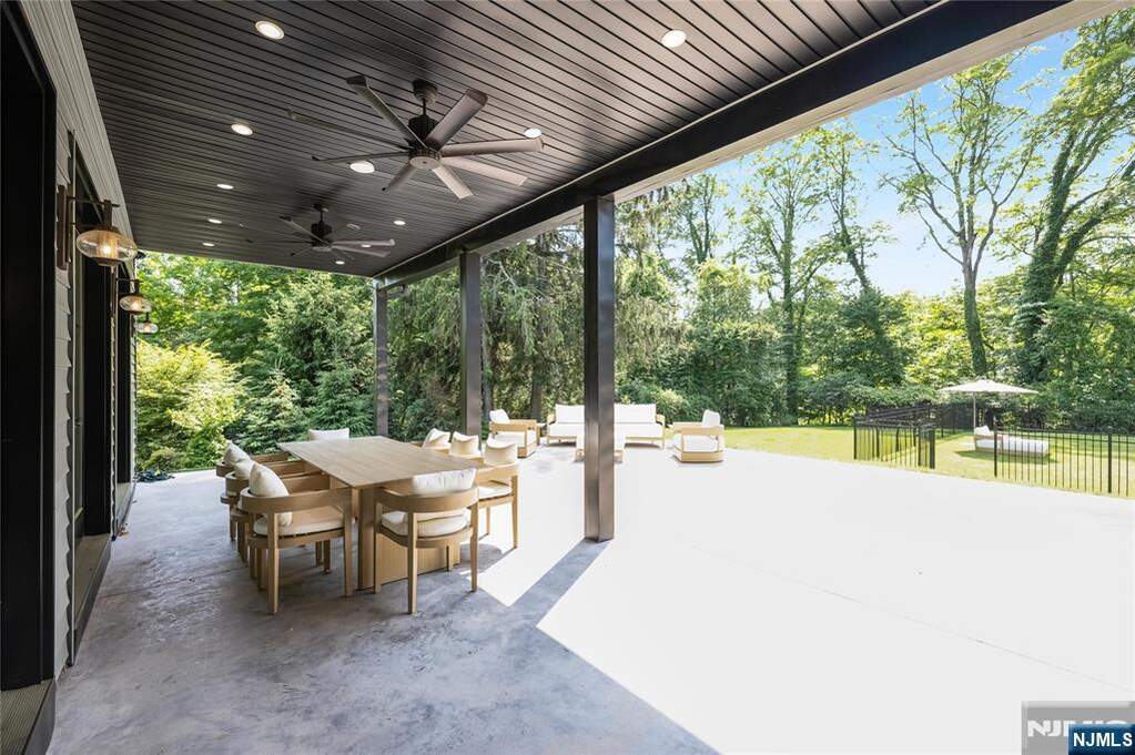 6 Bedroom Single Family Home/House's Image 39