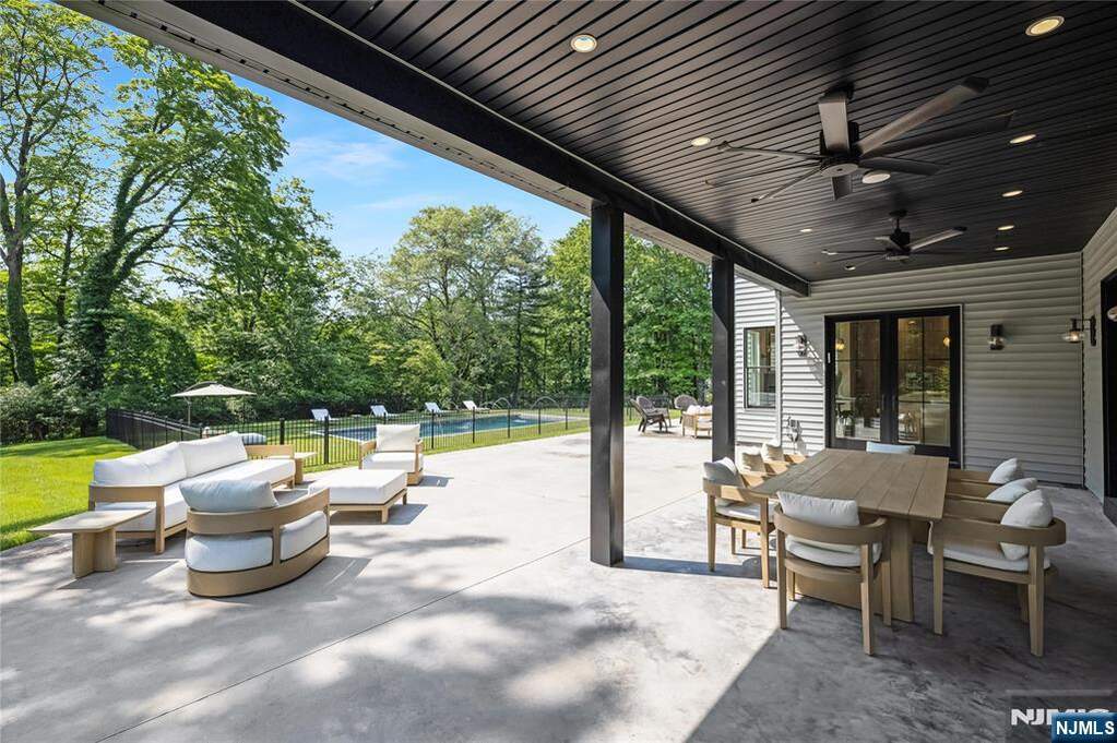 6 Bedroom Single Family Home/House's Image 43