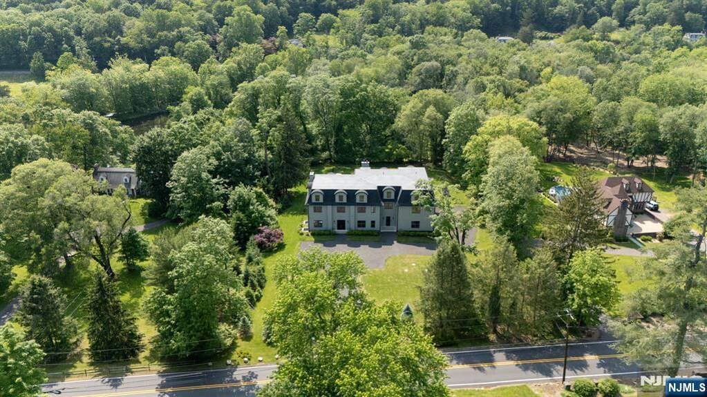 6 Bedroom Single Family Home/House's Image 45