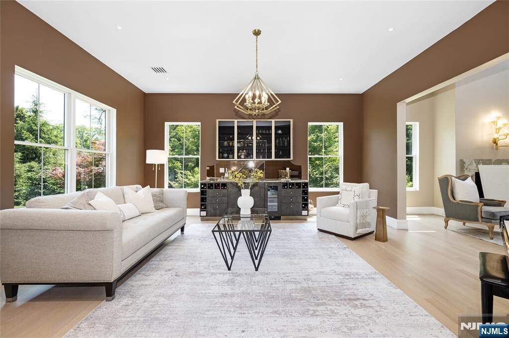 6 Bedroom Single Family Home/House's Image 3