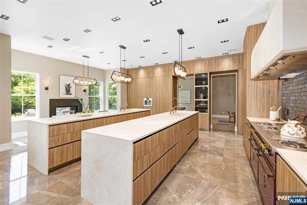 6 Bedroom Single Family Home/House's Image 6