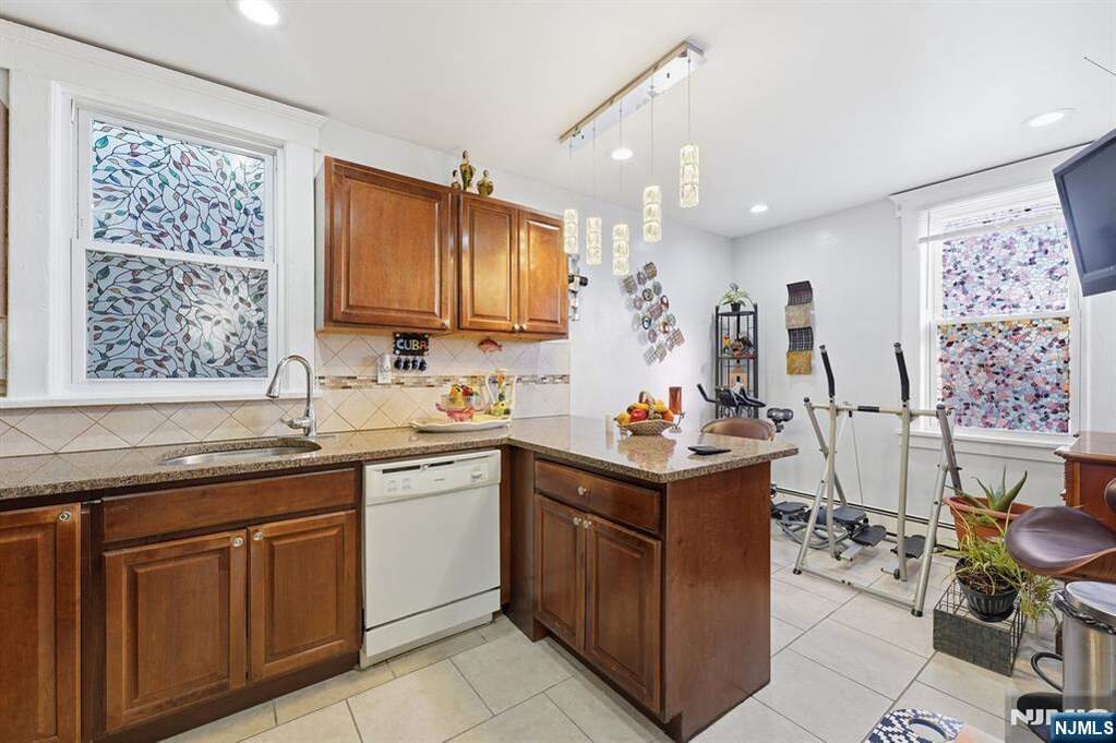 7 Bedroom Multi Unit's Image 10