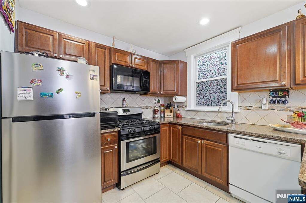 7 Bedroom Multi Unit's Image 12