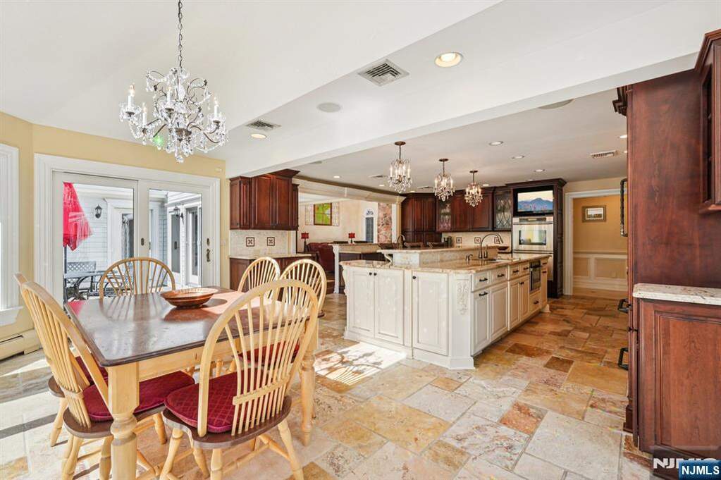6 Bedroom Single Family Home/House's Image 13