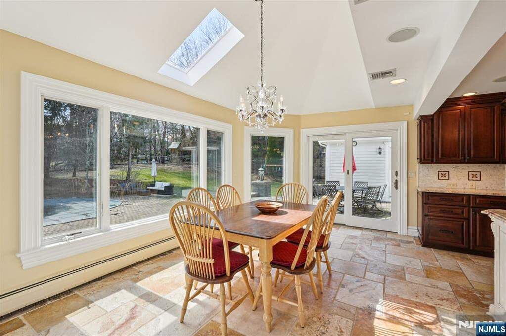 6 Bedroom Single Family Home/House's Image 14