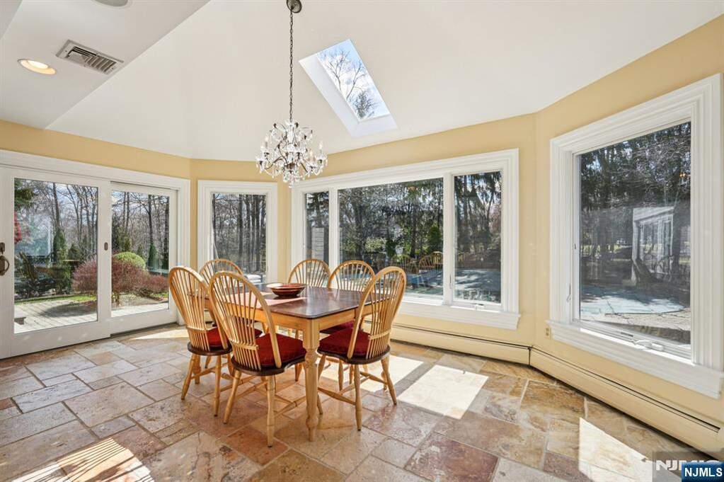 6 Bedroom Single Family Home/House's Image 15