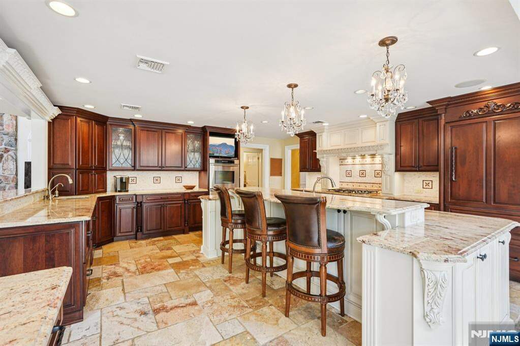 6 Bedroom Single Family Home/House's Image 16