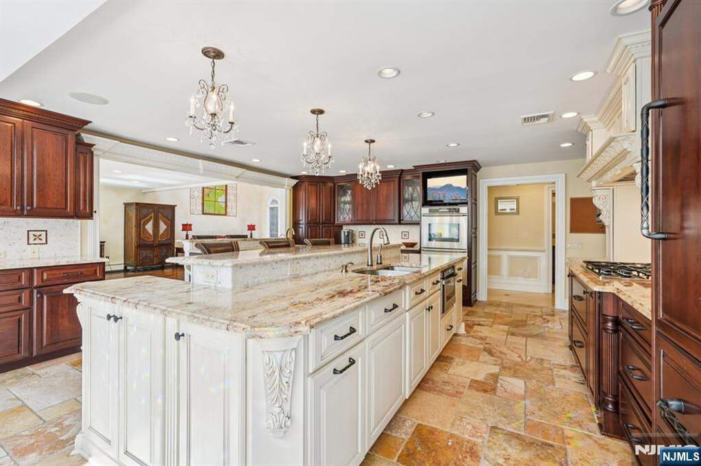 6 Bedroom Single Family Home/House's Image 17
