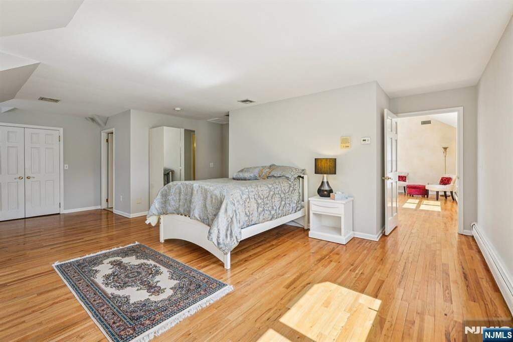 6 Bedroom Single Family Home/House's Image 23