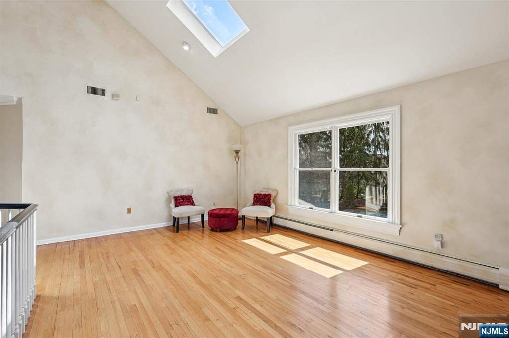 6 Bedroom Single Family Home/House's Image 24