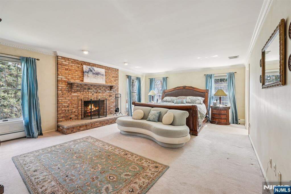 6 Bedroom Single Family Home/House's Image 30