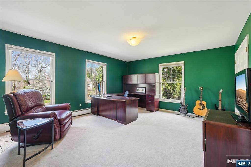 6 Bedroom Single Family Home/House's Image 32
