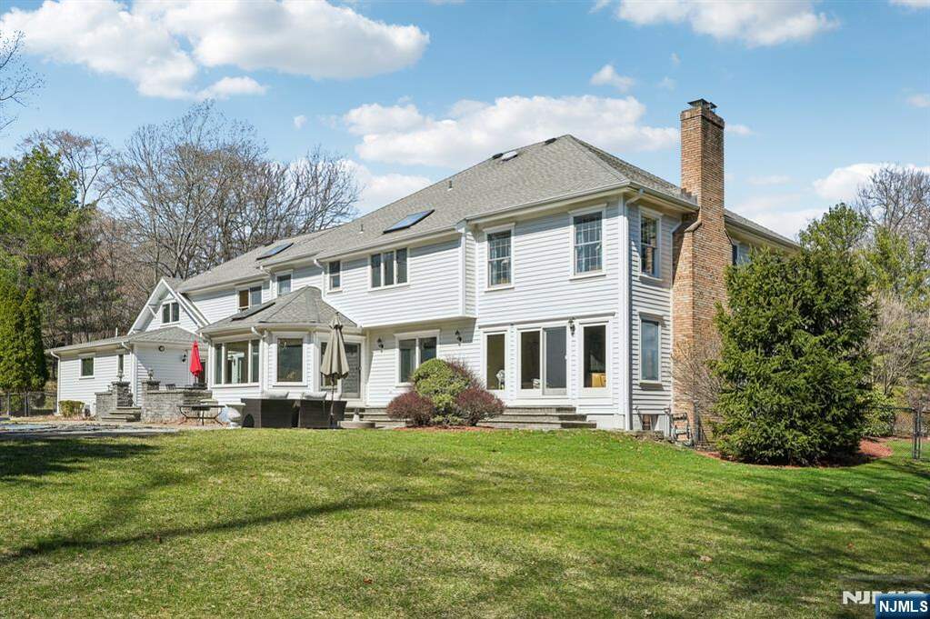 6 Bedroom Single Family Home/House's Image 38