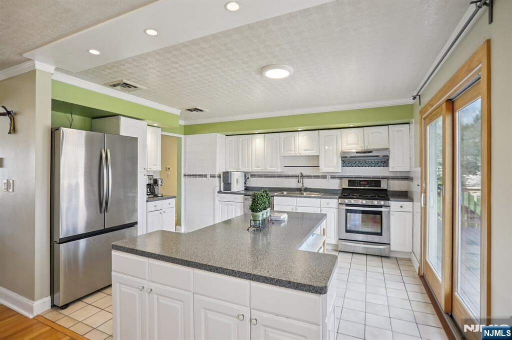 5 Bedroom Single Family Home/House's Image 11
