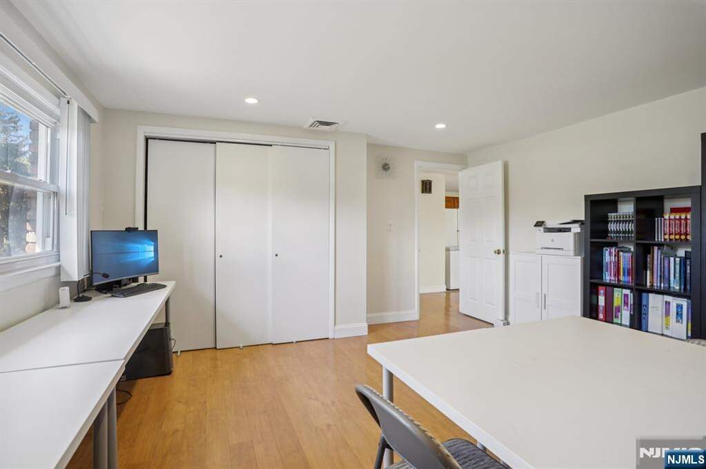 5 Bedroom Single Family Home/House's Image 14