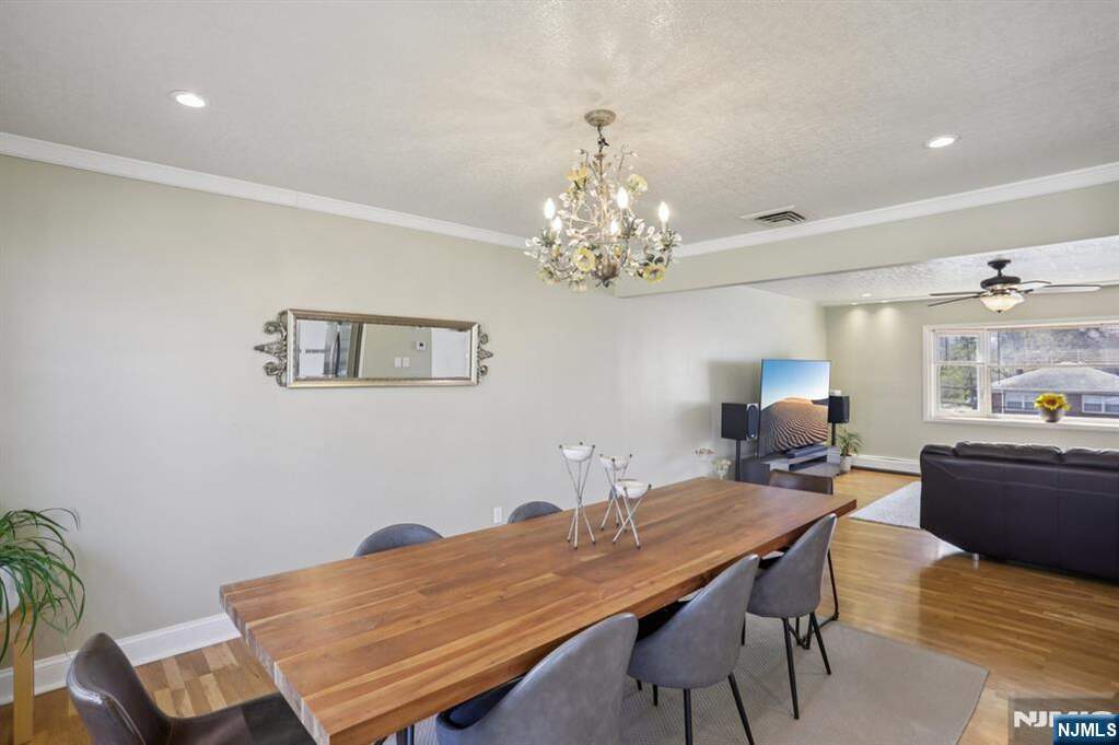 5 Bedroom Single Family Home/House's Image 3