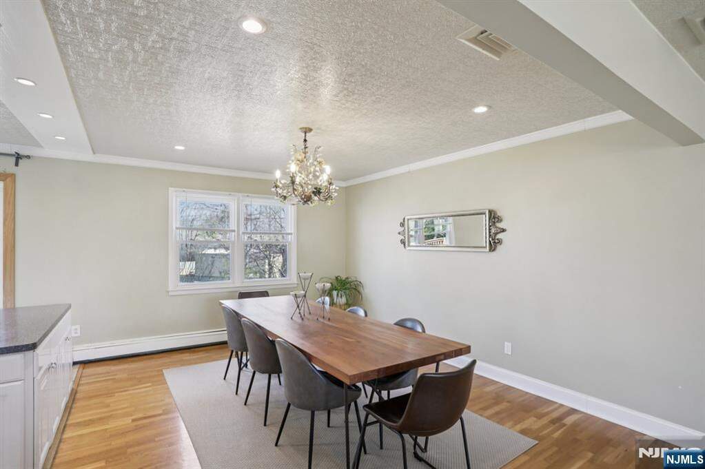 5 Bedroom Single Family Home/House's Image 4