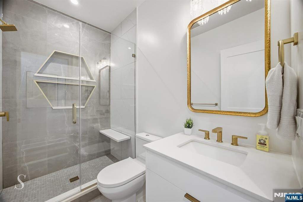 6 Bedroom Single Family Home/House's Image 9