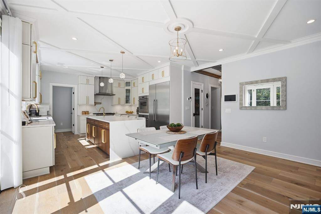 6 Bedroom Single Family Home/House's Image 10