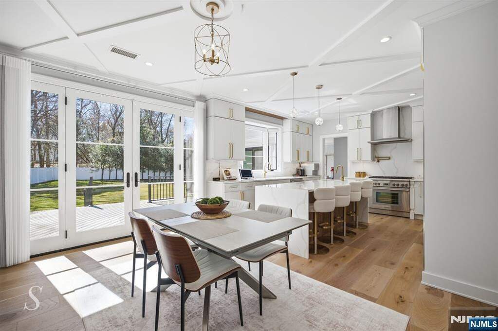 6 Bedroom Single Family Home/House's Image 11