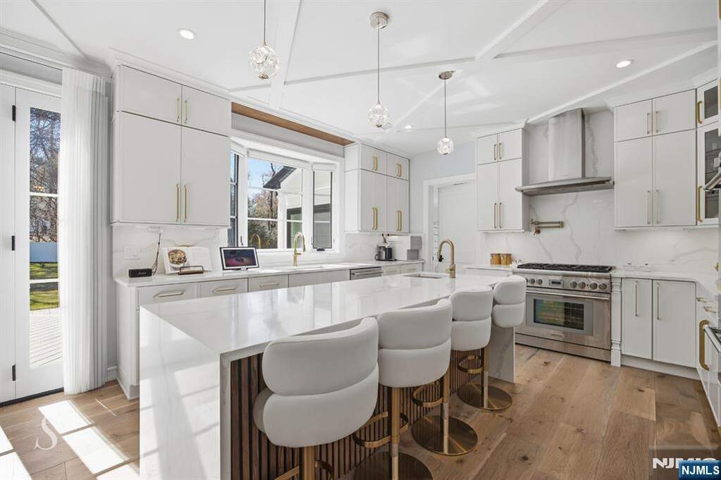 6 Bedroom Single Family Home/House's Image 12