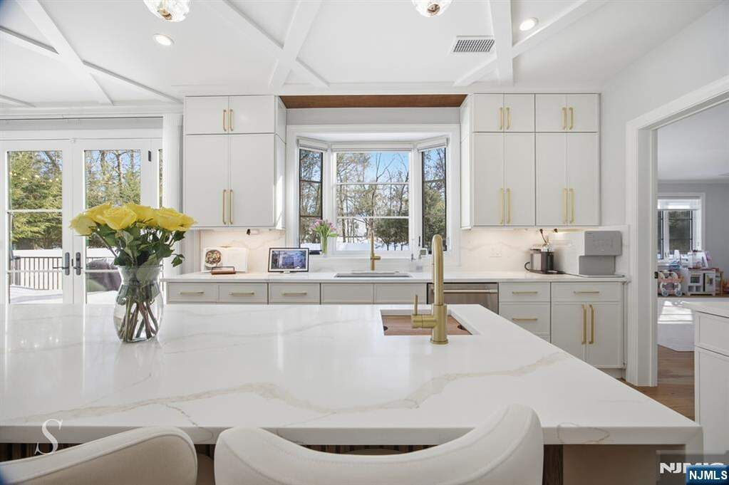 6 Bedroom Single Family Home/House's Image 14