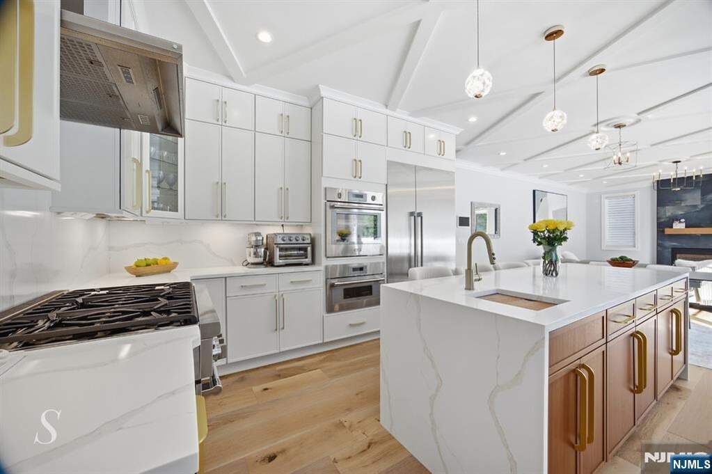 6 Bedroom Single Family Home/House's Image 15
