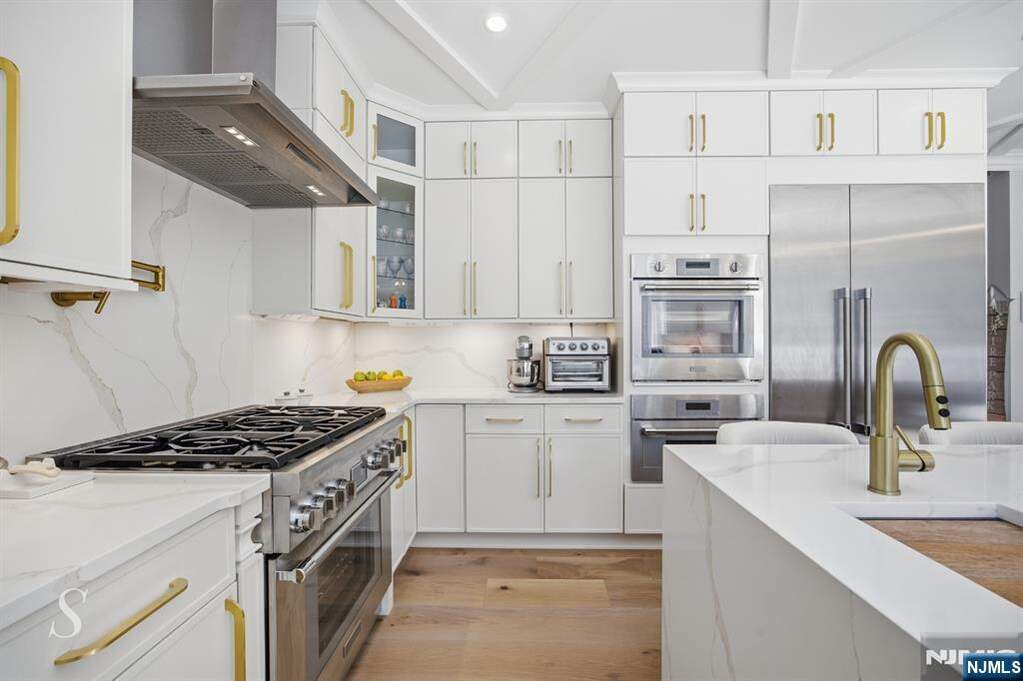 6 Bedroom Single Family Home/House's Image 16
