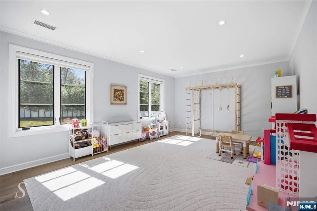 6 Bedroom Single Family Home/House's Image 19