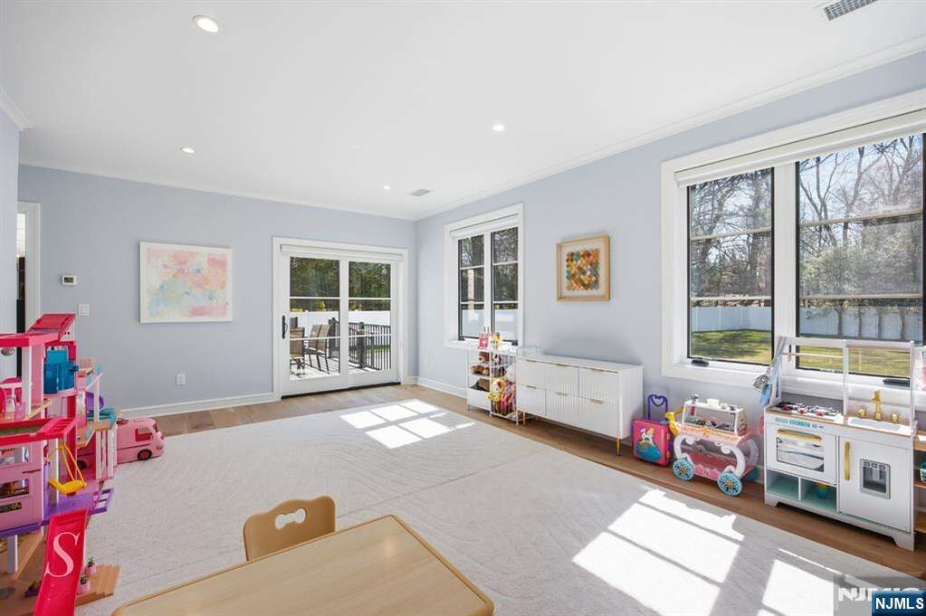 6 Bedroom Single Family Home/House's Image 20