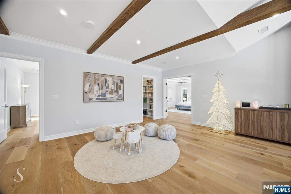 6 Bedroom Single Family Home/House's Image 22