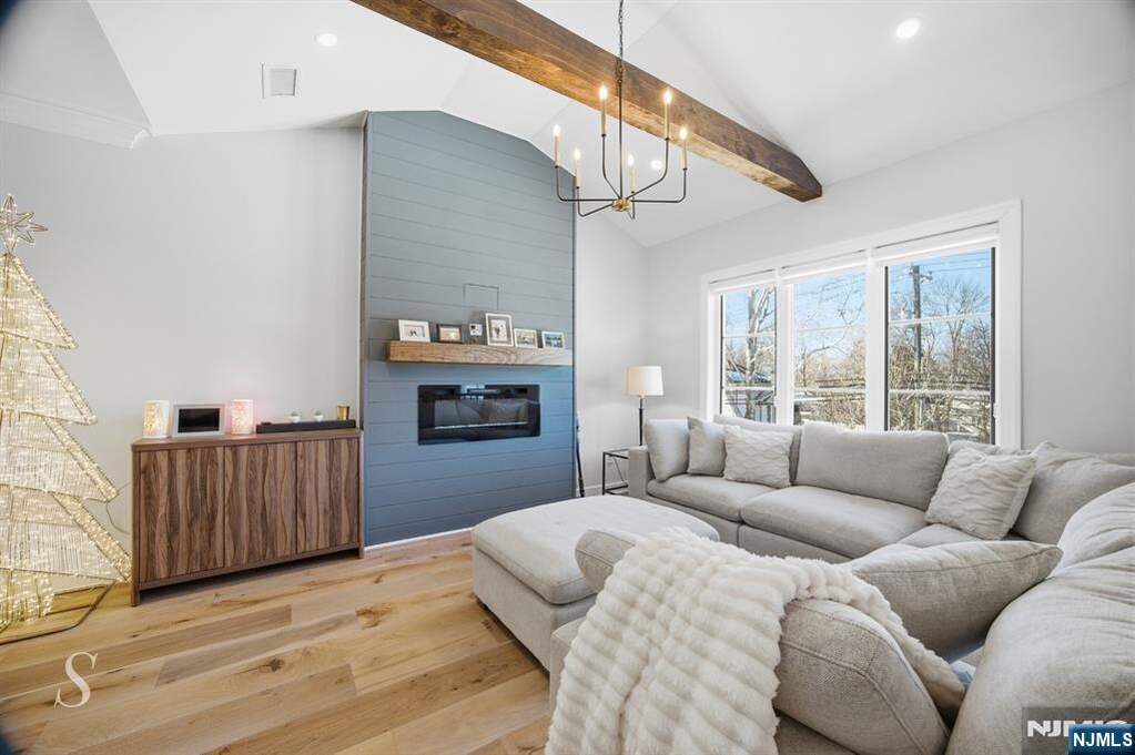 6 Bedroom Single Family Home/House's Image 24