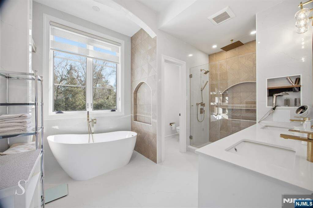 6 Bedroom Single Family Home/House's Image 28